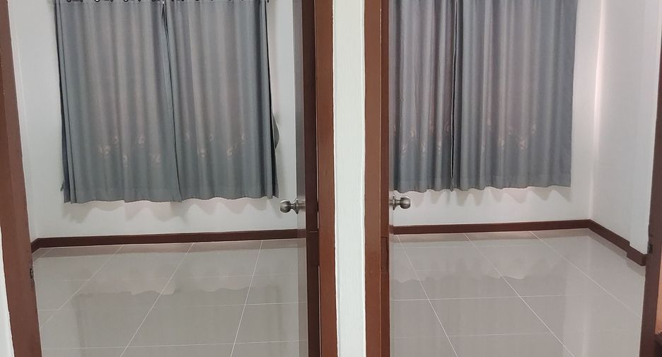 For rent 3 bedrooms townhouse in Bang Na, Bangkok