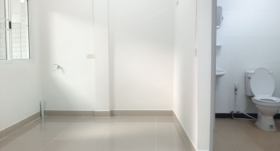 For rent 3 bedrooms townhouse in Bang Na, Bangkok