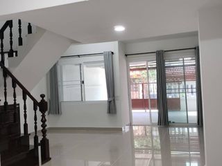 For rent 3 bedrooms townhouse in Bang Na, Bangkok