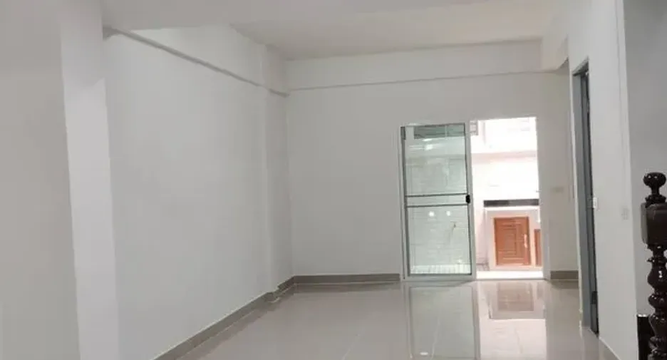 For rent 3 bedrooms townhouse in Bang Na, Bangkok
