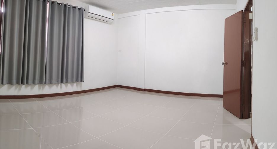 For rent 3 bedrooms townhouse in Bang Na, Bangkok