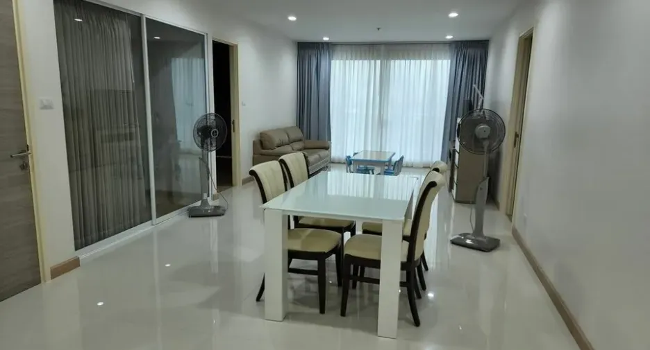 Condo en alquiler de 3 habitaciones en Yan Nawa, Bangkok