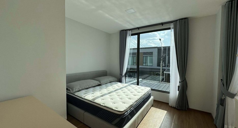 Casa adosada en alquiler de 3 habitaciones en Bang Sao Thong, Samut Prakan