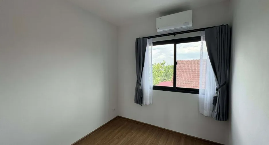 Casa adosada en alquiler de 3 habitaciones en Bang Sao Thong, Samut Prakan