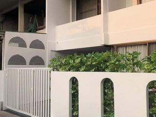 Reihenhaus zur Miete mit 2 Zimmer in Khlong Toei, Bangkok