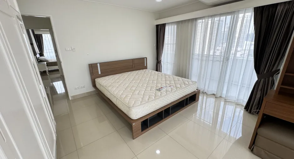 For rent 3 bedrooms condo in Watthana, Bangkok