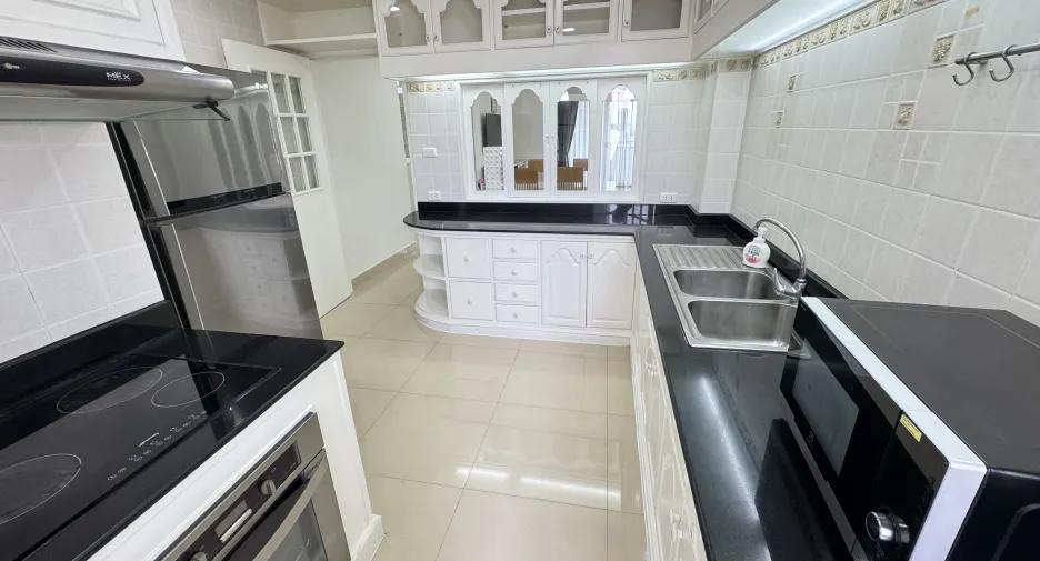 For rent 3 bedrooms condo in Watthana, Bangkok