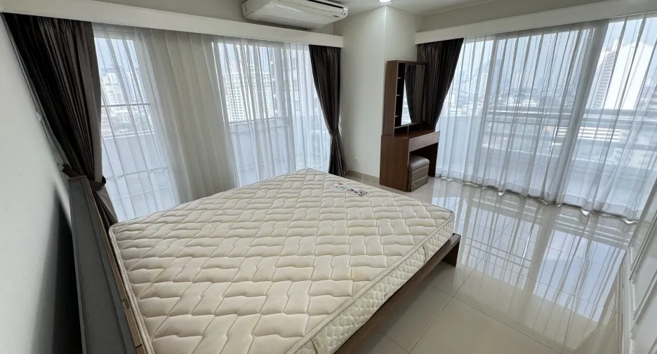 For rent 3 bedrooms condo in Watthana, Bangkok