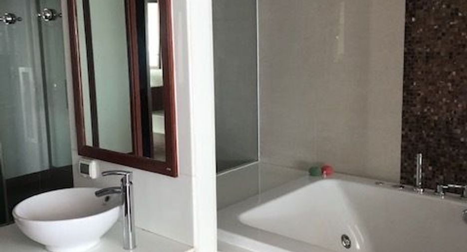 For rent 3 bedrooms condo in Khlong Toei, Bangkok