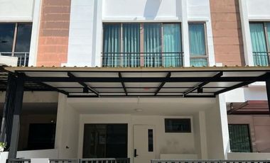 Casa adosada en alquiler de 3 habitaciones en Phra Khanong, Bangkok