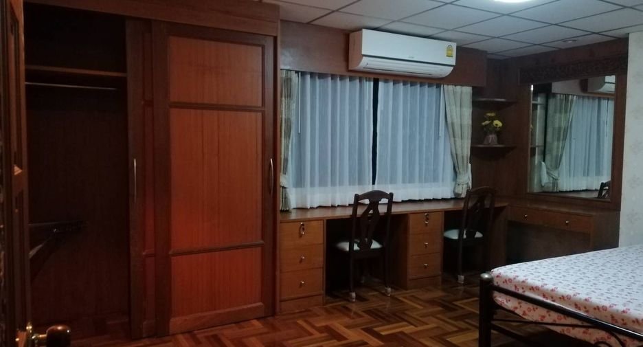 For rent 3 bedrooms condo in Phra Khanong, Bangkok