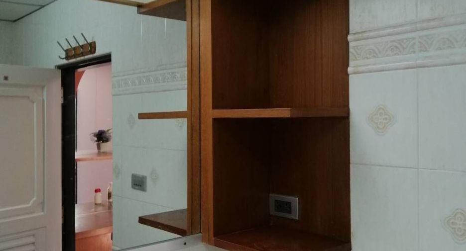 For rent 3 bedrooms condo in Phra Khanong, Bangkok