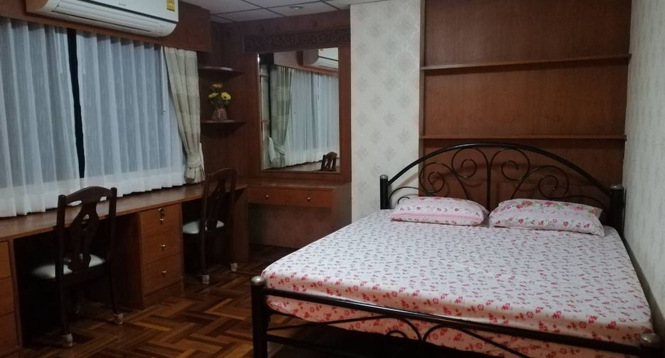 For rent 3 bedrooms condo in Phra Khanong, Bangkok
