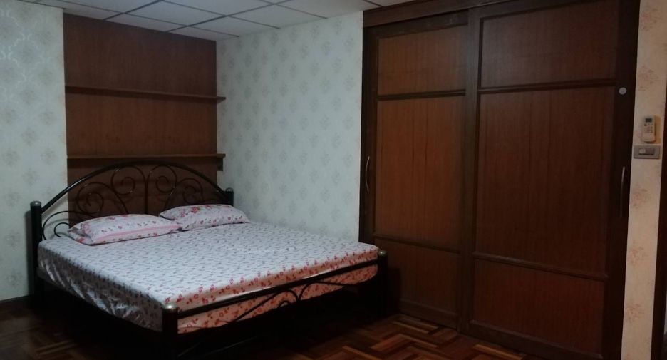 For rent 3 bedrooms condo in Phra Khanong, Bangkok
