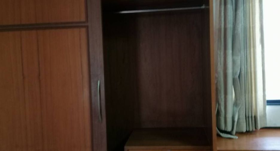 For rent 3 bedrooms condo in Phra Khanong, Bangkok