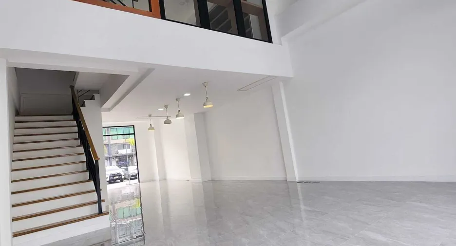 Oficina en alquiler de 3 habitaciones en Prawet, Bangkok