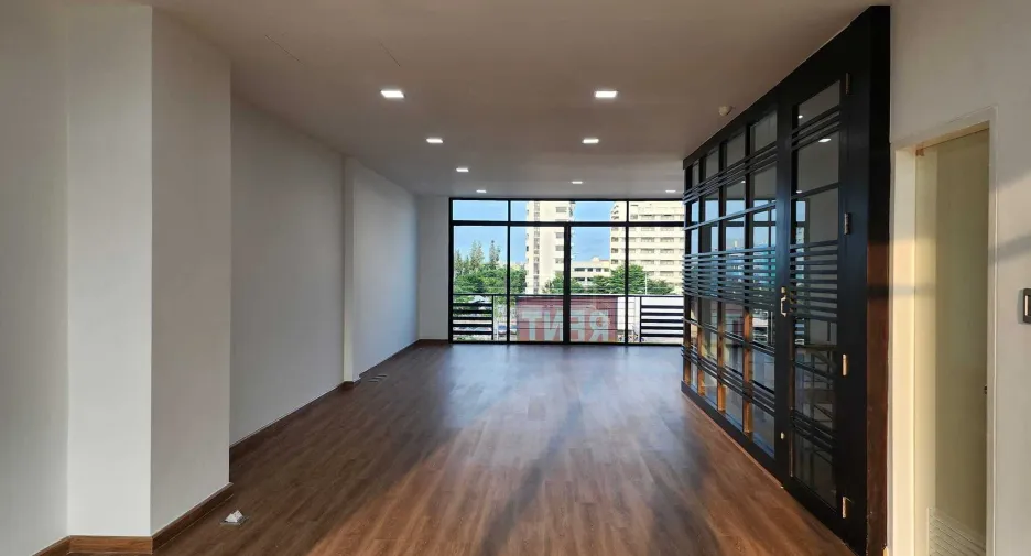 Büro zur Miete mit 3 Zimmer in Prawet, Bangkok