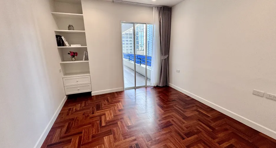 For rent 4 bedrooms condo in Khlong Toei, Bangkok