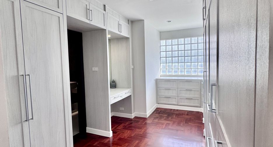 For rent 4 bedrooms condo in Khlong Toei, Bangkok