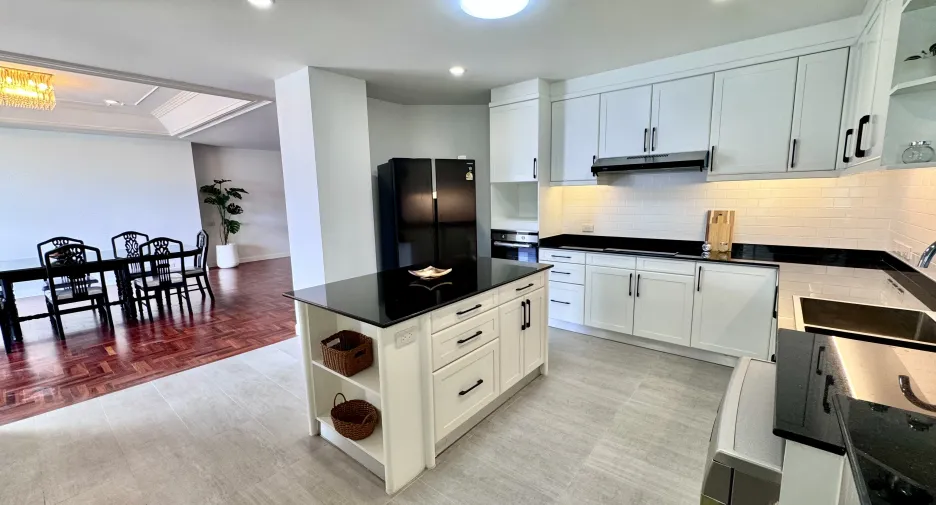 For rent 4 bedrooms condo in Khlong Toei, Bangkok