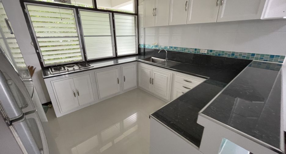 For rent 3 bedrooms apartment in Khlong Toei, Bangkok