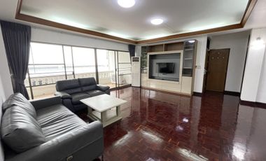 For rent 3 bedrooms apartment in Khlong Toei, Bangkok