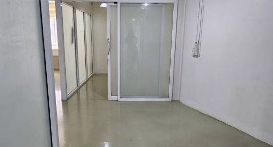For rent 1 bed retail Space in Khlong Toei, Bangkok
