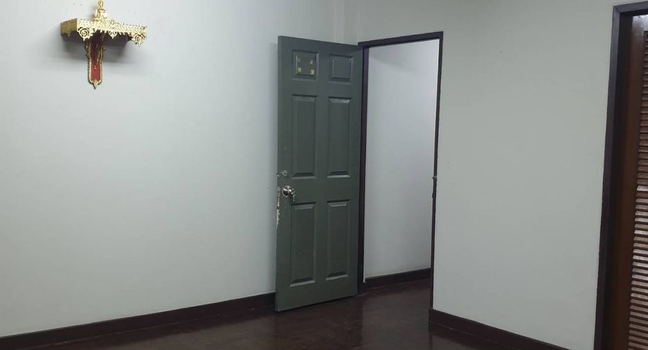 For rent 4 ベッドルーム townhouse in Chatuchak, Bangkok