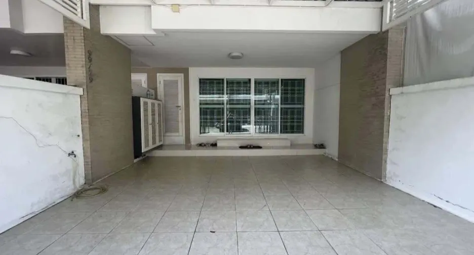 For rent 3 bedrooms townhouse in Lat Phrao, Bangkok