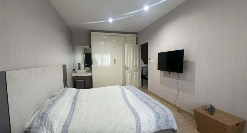 For rent 3 bedrooms townhouse in Lat Phrao, Bangkok
