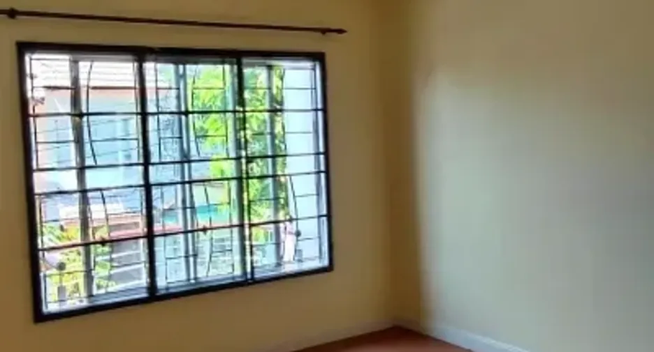 For rent 3 bedrooms townhouse in Saphan Sung, Bangkok
