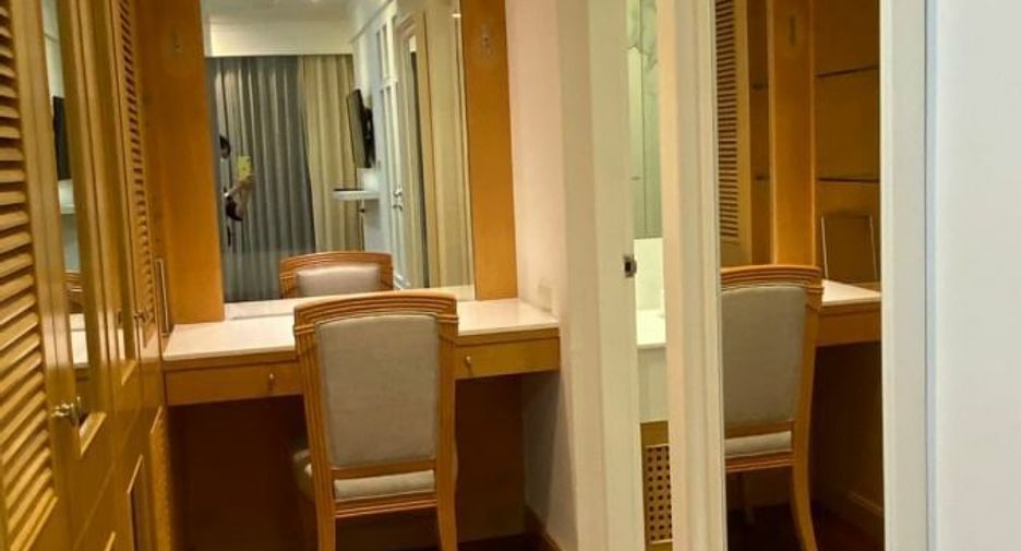 For rent 2 bedrooms condo in Pathum Wan, Bangkok
