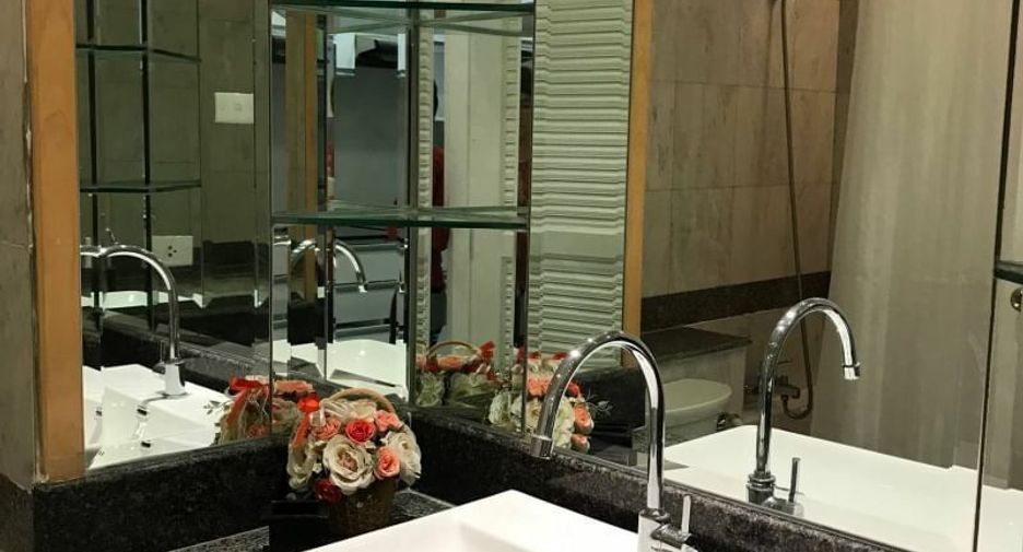For rent 2 bedrooms condo in Pathum Wan, Bangkok