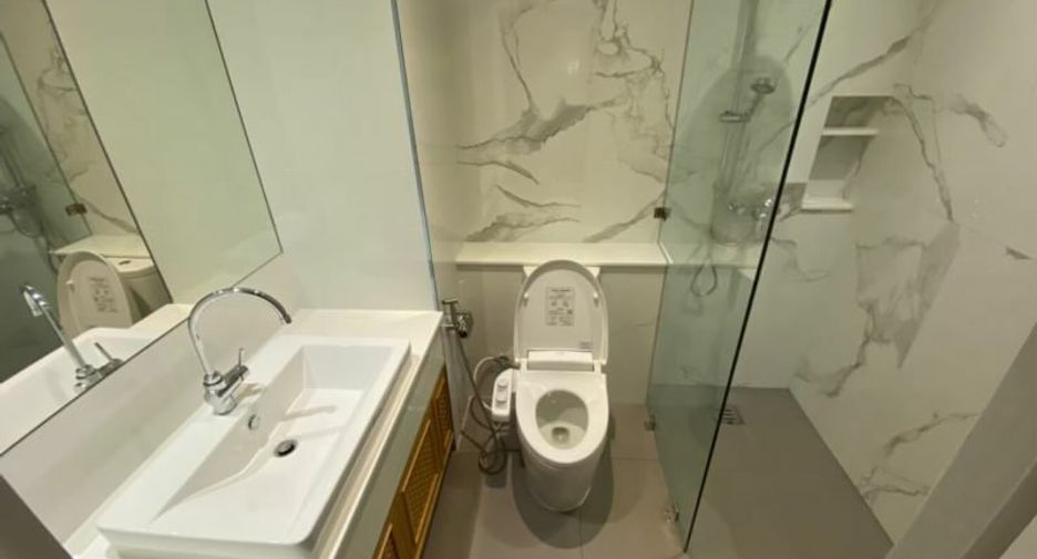 For rent 2 bedrooms condo in Pathum Wan, Bangkok