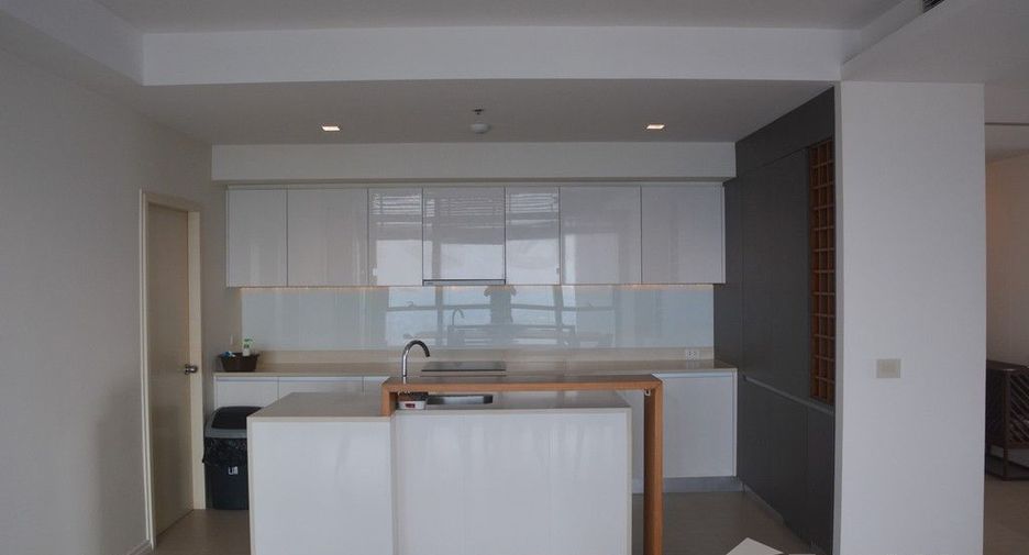 Condo en alquiler de 3 habitaciones en Sathon, Bangkok