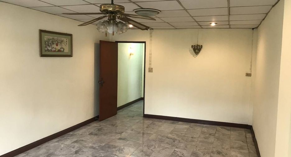 Casa adosada en alquiler de 4 habitaciones en Bang Na, Bangkok