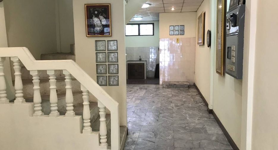 For rent 4 bedrooms townhouse in Bang Na, Bangkok
