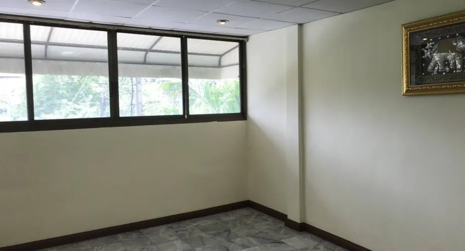For rent 4 bedrooms townhouse in Bang Na, Bangkok