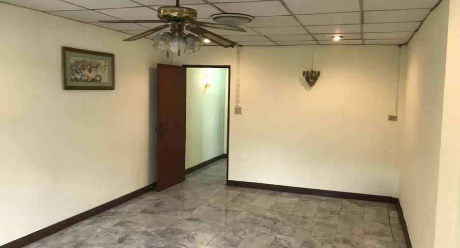 For rent 4 bedrooms townhouse in Bang Na, Bangkok