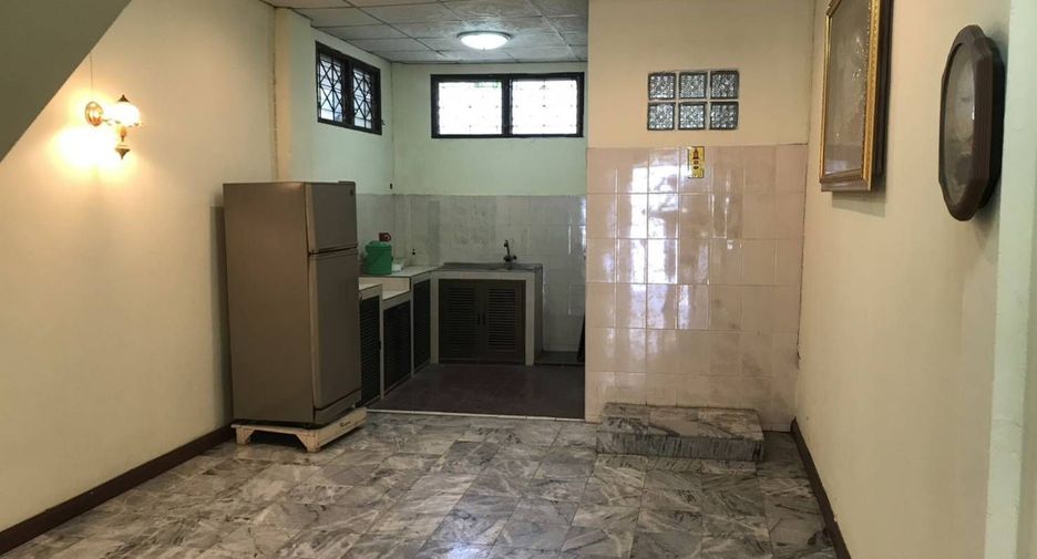 For rent 4 bedrooms townhouse in Bang Na, Bangkok