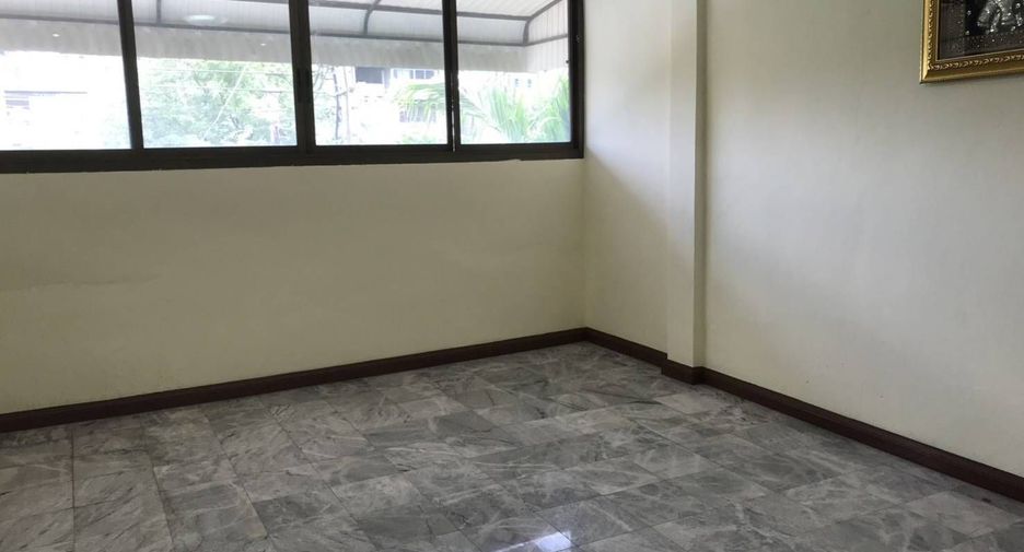 For rent 4 bedrooms townhouse in Bang Na, Bangkok