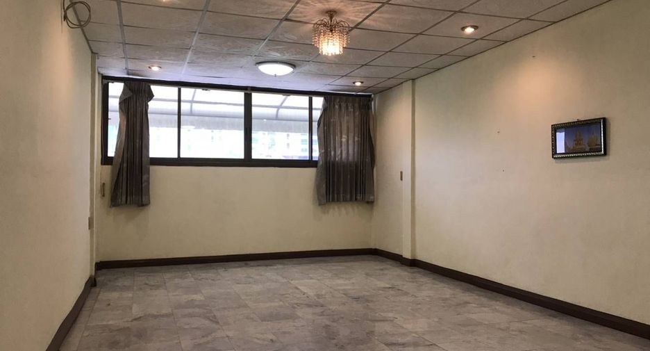 For rent 4 bedrooms townhouse in Bang Na, Bangkok