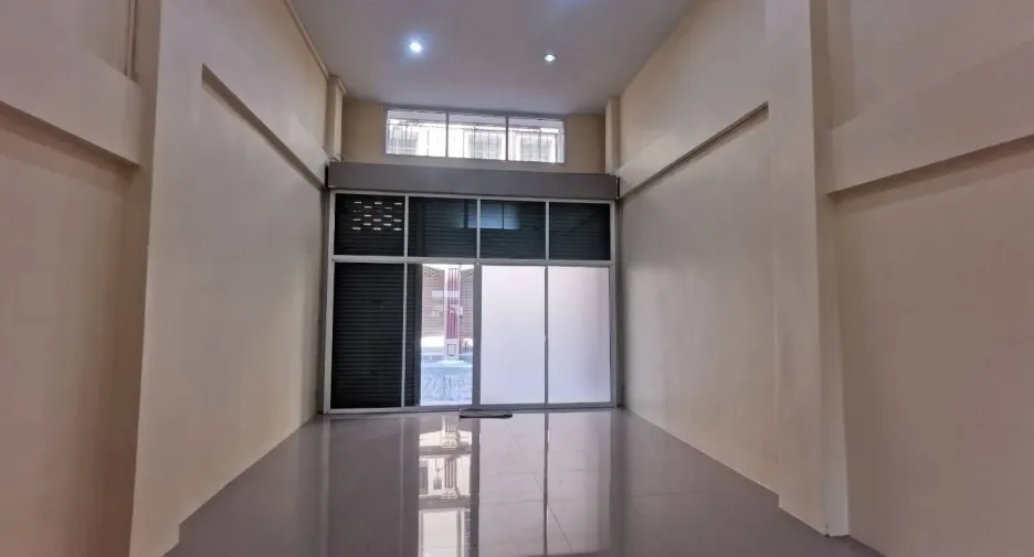 For rent 4 bedrooms townhouse in Bang Na, Bangkok