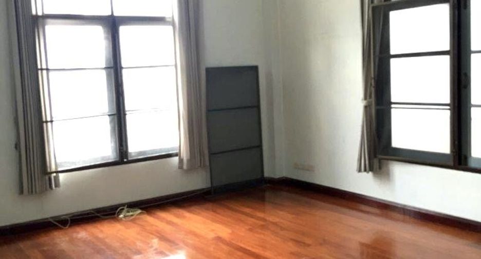Haus zur Miete mit 4 Zimmer in Bang Rak, Bangkok