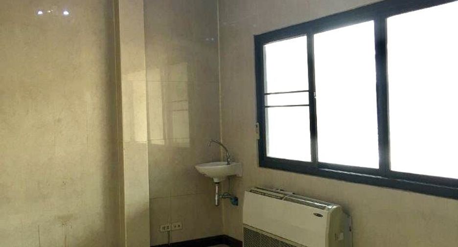 Haus zur Miete mit 4 Zimmer in Bang Rak, Bangkok