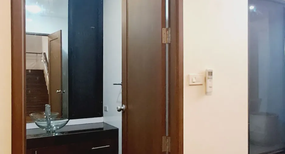 Reihenhaus zur Miete mit 4 Zimmer in Watthana, Bangkok
