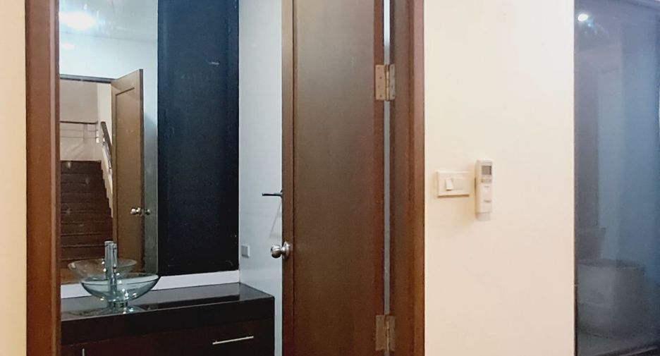 Reihenhaus zur Miete mit 4 Zimmer in Watthana, Bangkok