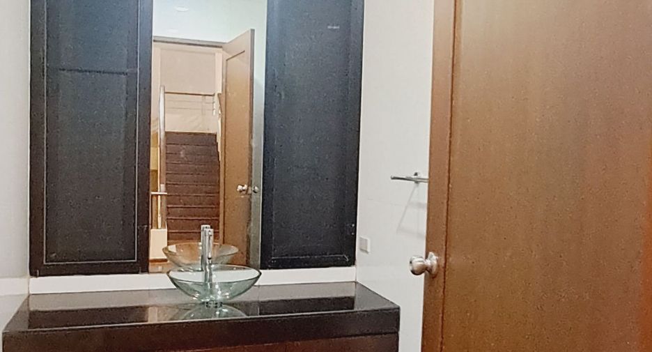 For rent 4 bedrooms townhouse in Watthana, Bangkok