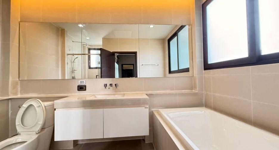 Haus zur Miete mit 5 Zimmer in Bang Sue, Bangkok