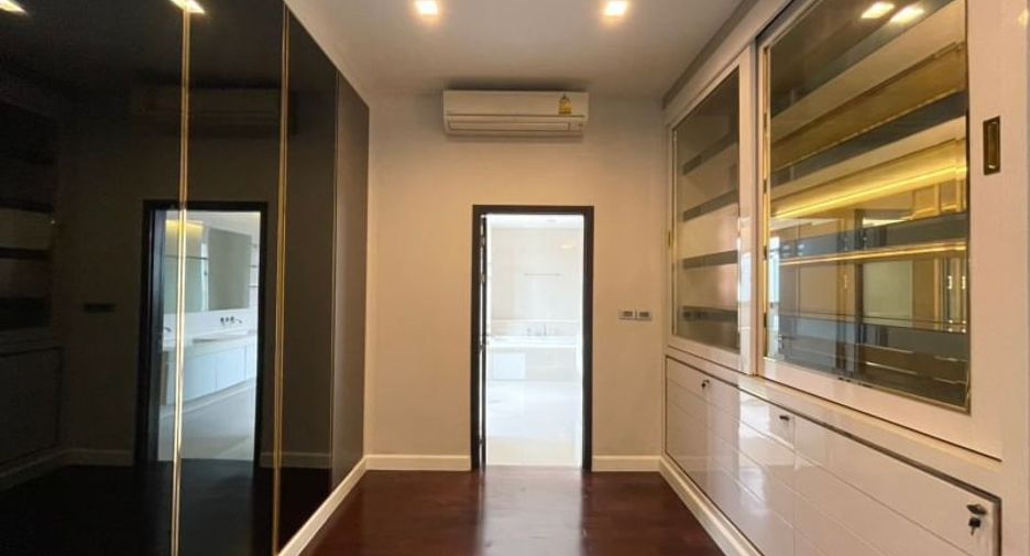 Haus zur Miete mit 5 Zimmer in Bang Sue, Bangkok